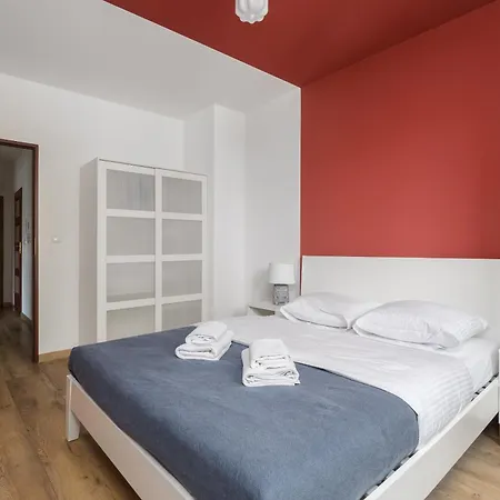 Metro Wilanowska With By Bookinghost Varšava