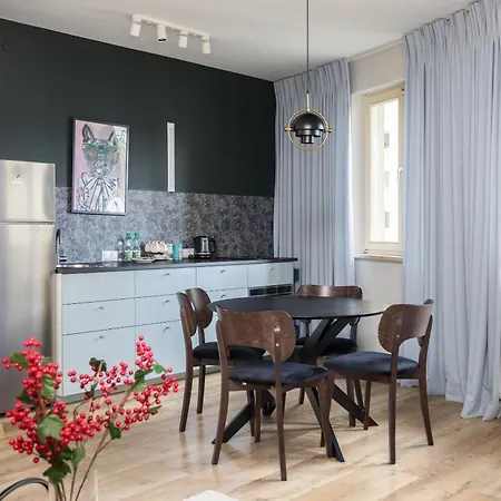 Metro Wilanowska With By Bookinghost 아파트